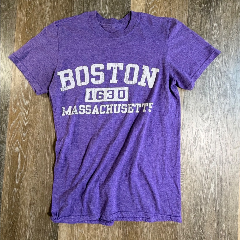Boston 1630 Massachusetts T-Shirt Small Purple Graphic Short Sleeve Tee